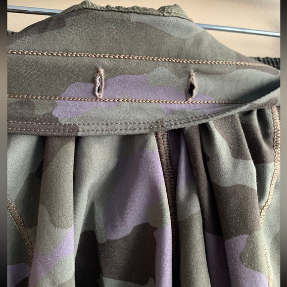 Lululemon Hotty Hot Shorts in Camo Dusky Lavender - Picture 6 of 8